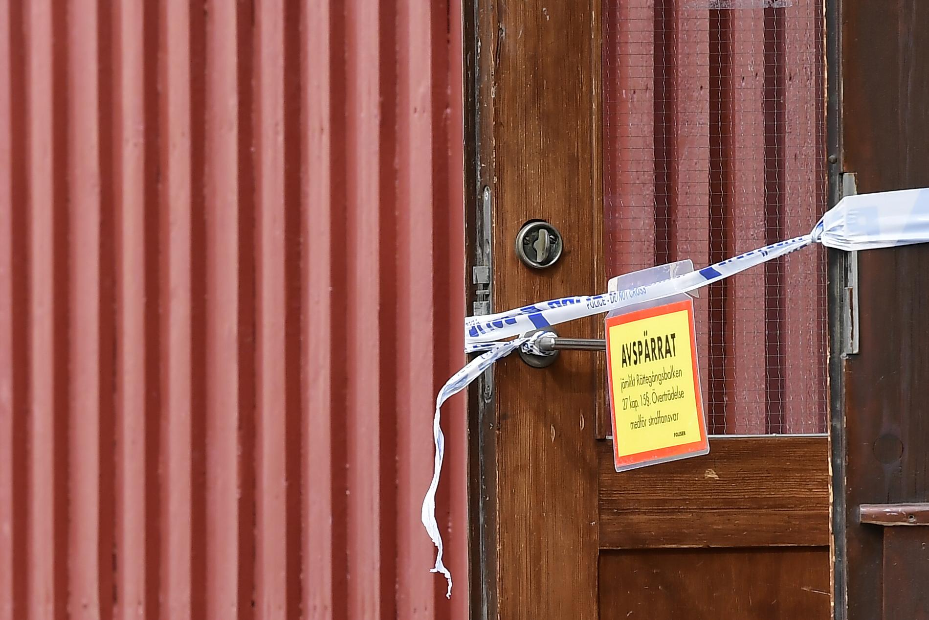 Polisavspärrningar vid huset i Eksjö, där kvinnan och barnet hittades i mitten av augusti. Arkivbild.