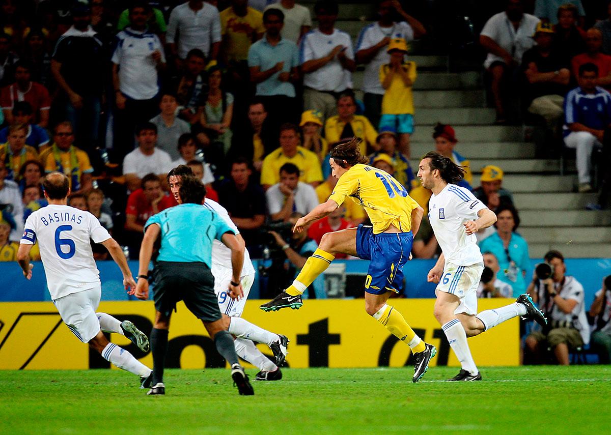 10 juni 2008 Mer än två år senare kom Zlatans nästa landslagsmål – det 19:e. EM-premiär mot Grekland i Salzburg och skottet kom strax utanför straffområdets vänstra hörn, sett från målvakten.