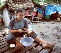 äter kokos Viktiga grödor som kokos blir allt svårare att odla i Tuvalu.