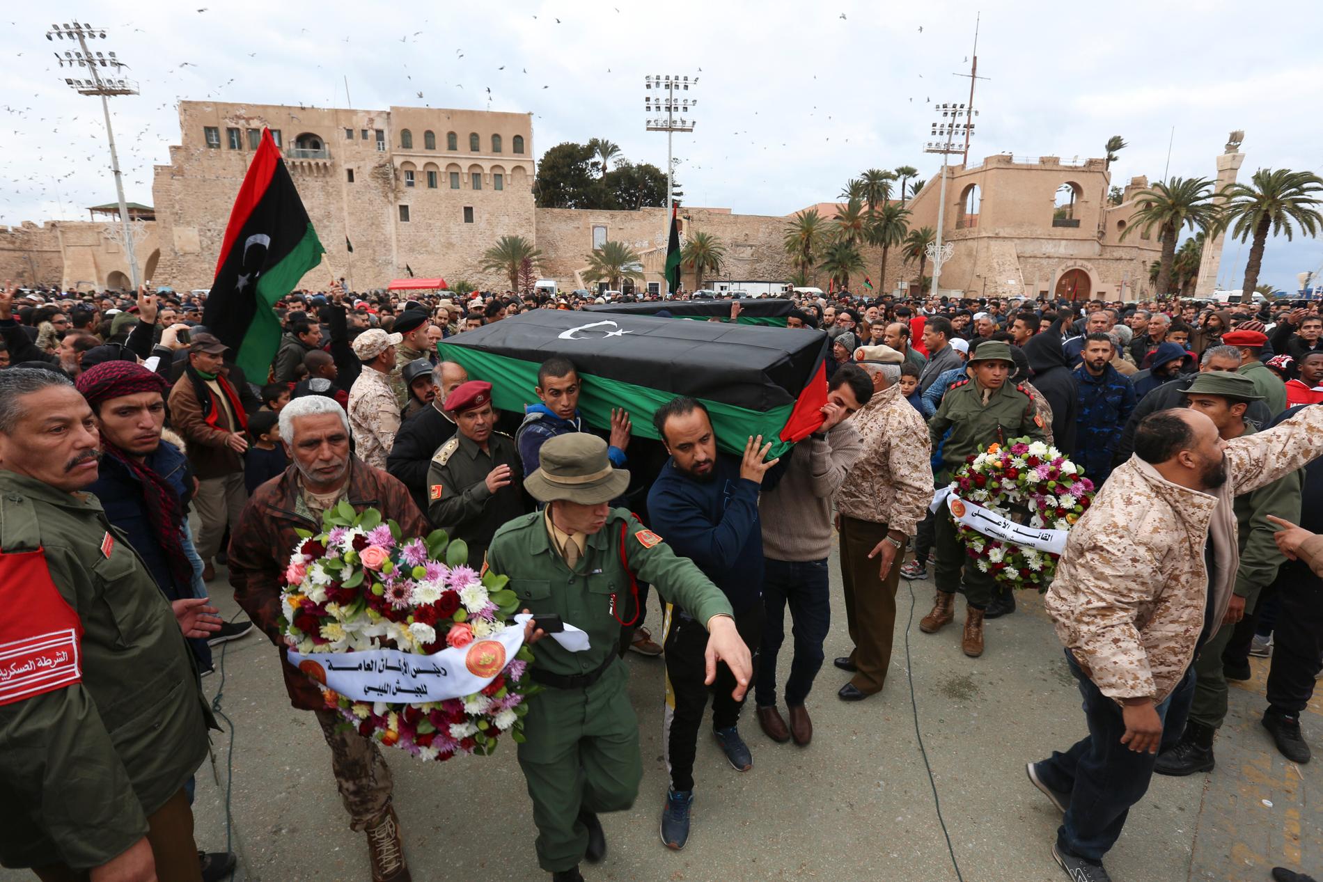 Personer vid en begravningsceremoni efter ett flyganfall där 30 personer dog, i huvudstaden Tripoli, januari 2020. 