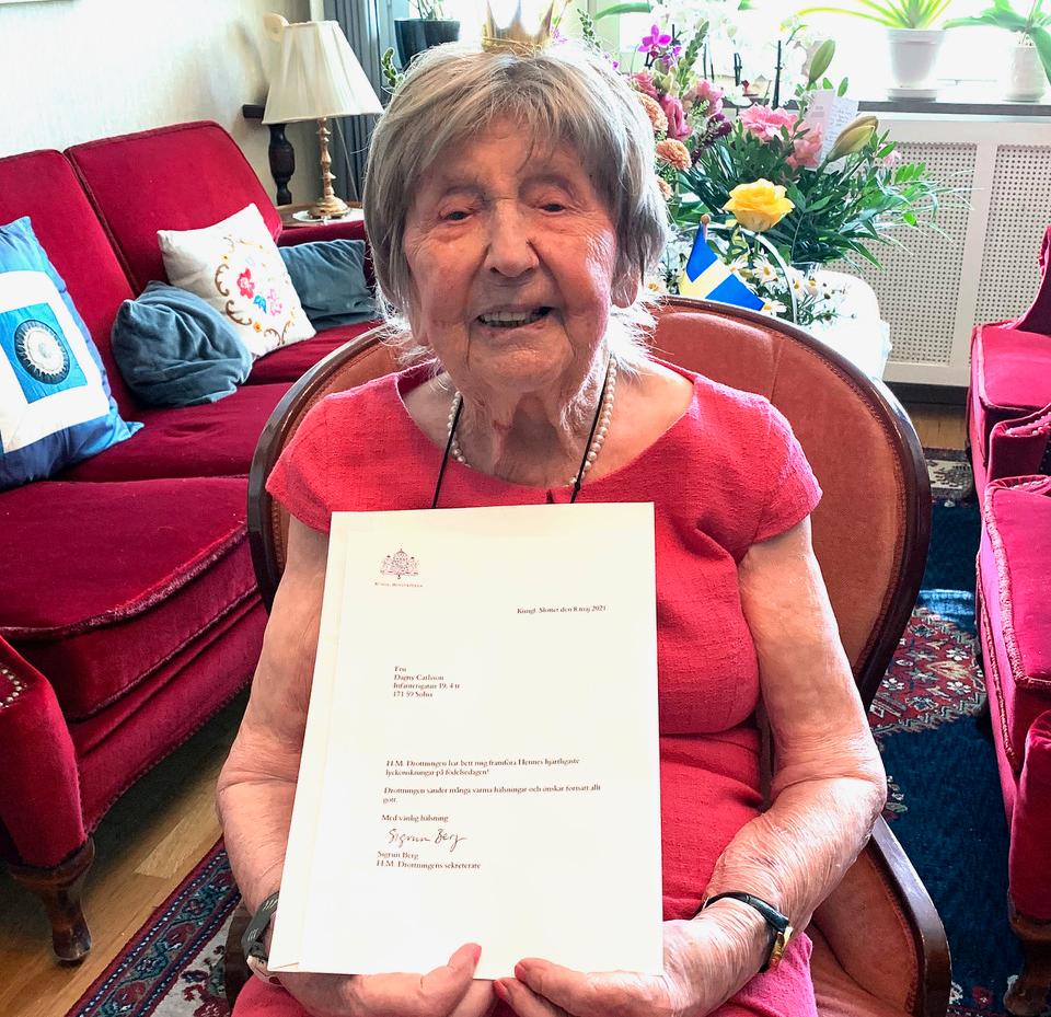 Dagny Carlsson med brevet från drottning Silvia på 109-årsdagen.
