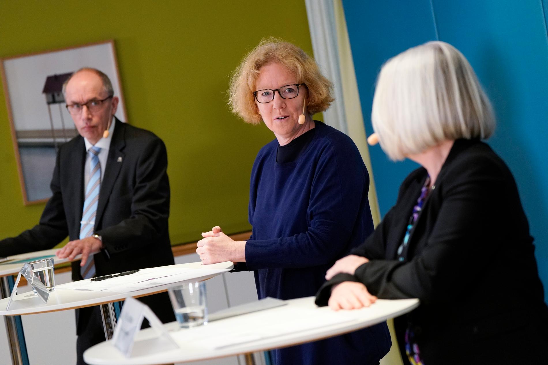 Alf Jönsson, regiondirektör, Eva Melander, smittskyddsläkare, Pia Lundbom, hälso- och sjukvårdsdirektör, vid en presskonferens med Region Skåne i Malmö.