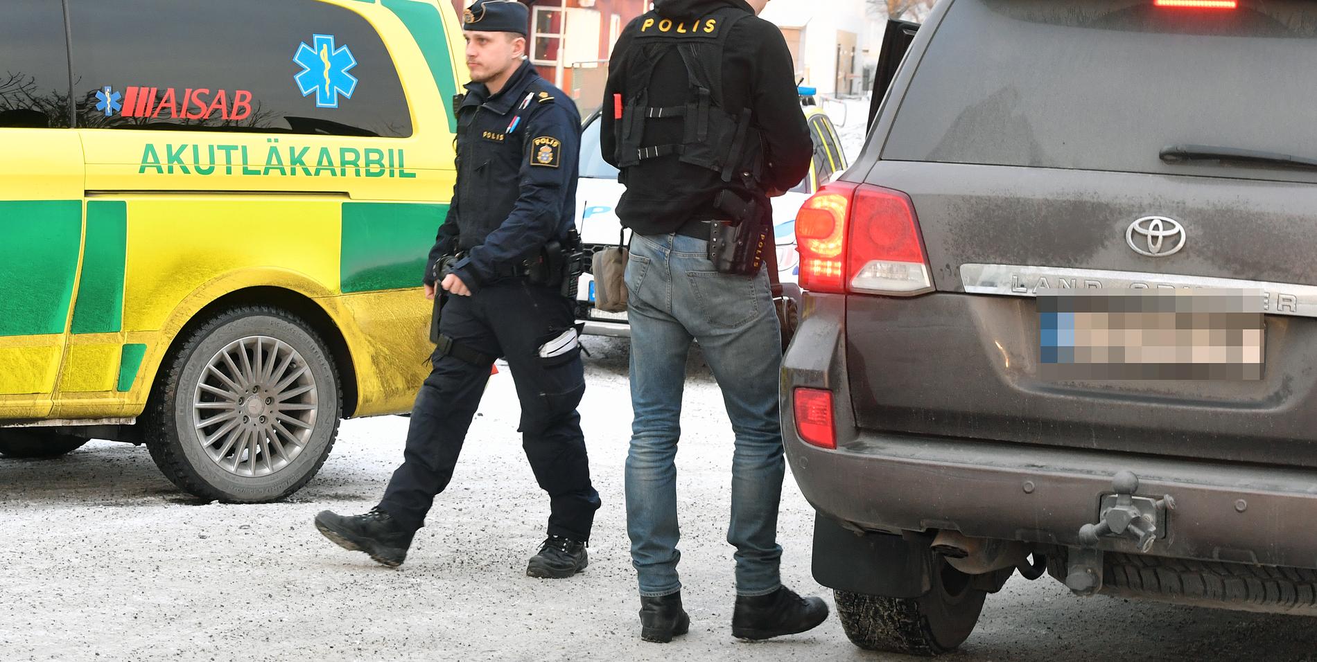 Polis på plats i Vällingby, Stockholm.