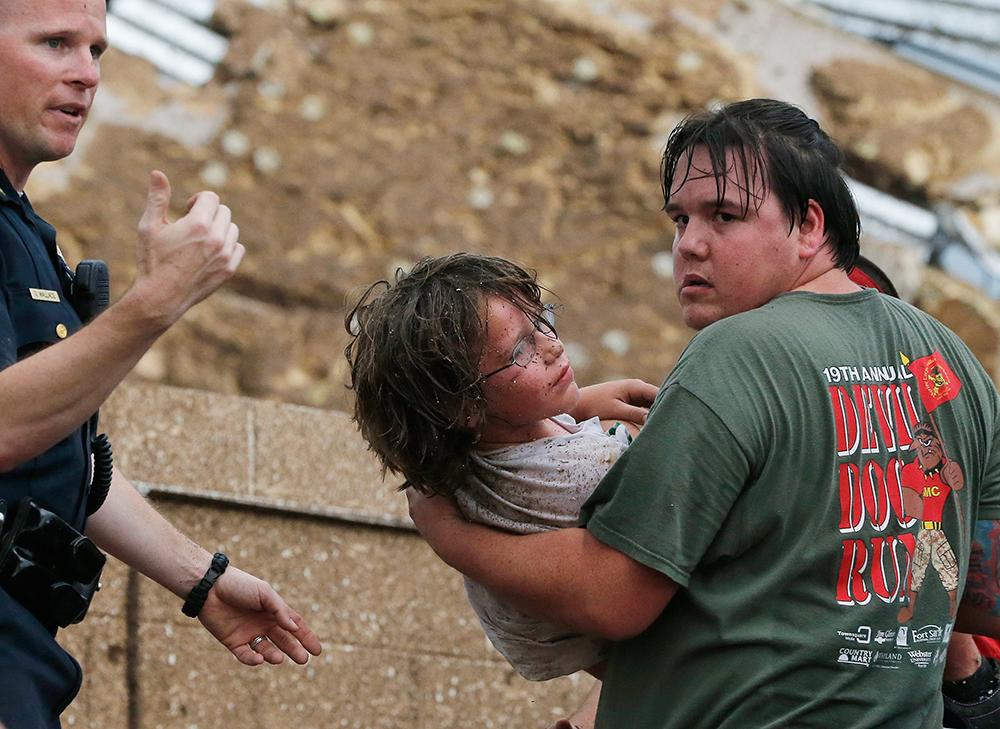 Ett barn räddas ur bråtet av Plaza Towers Elementary School