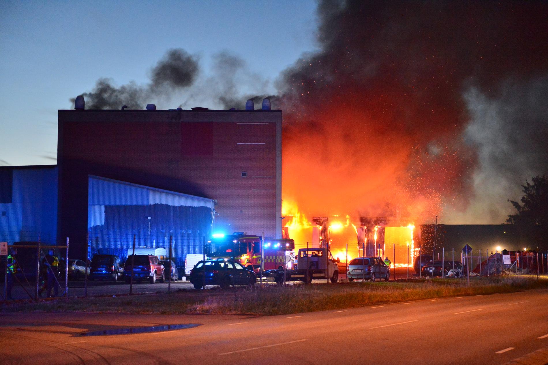 Branden började i en industrifastighet i Norrköping natten till lördag.