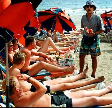 Strandlivet på Playa del Inglés, Gran Canaria, har varit en svensk vinterfavorit i åratal. Men nu har de höjda spanska priserna fått svenskarna att se sig om efter andra resmål.
