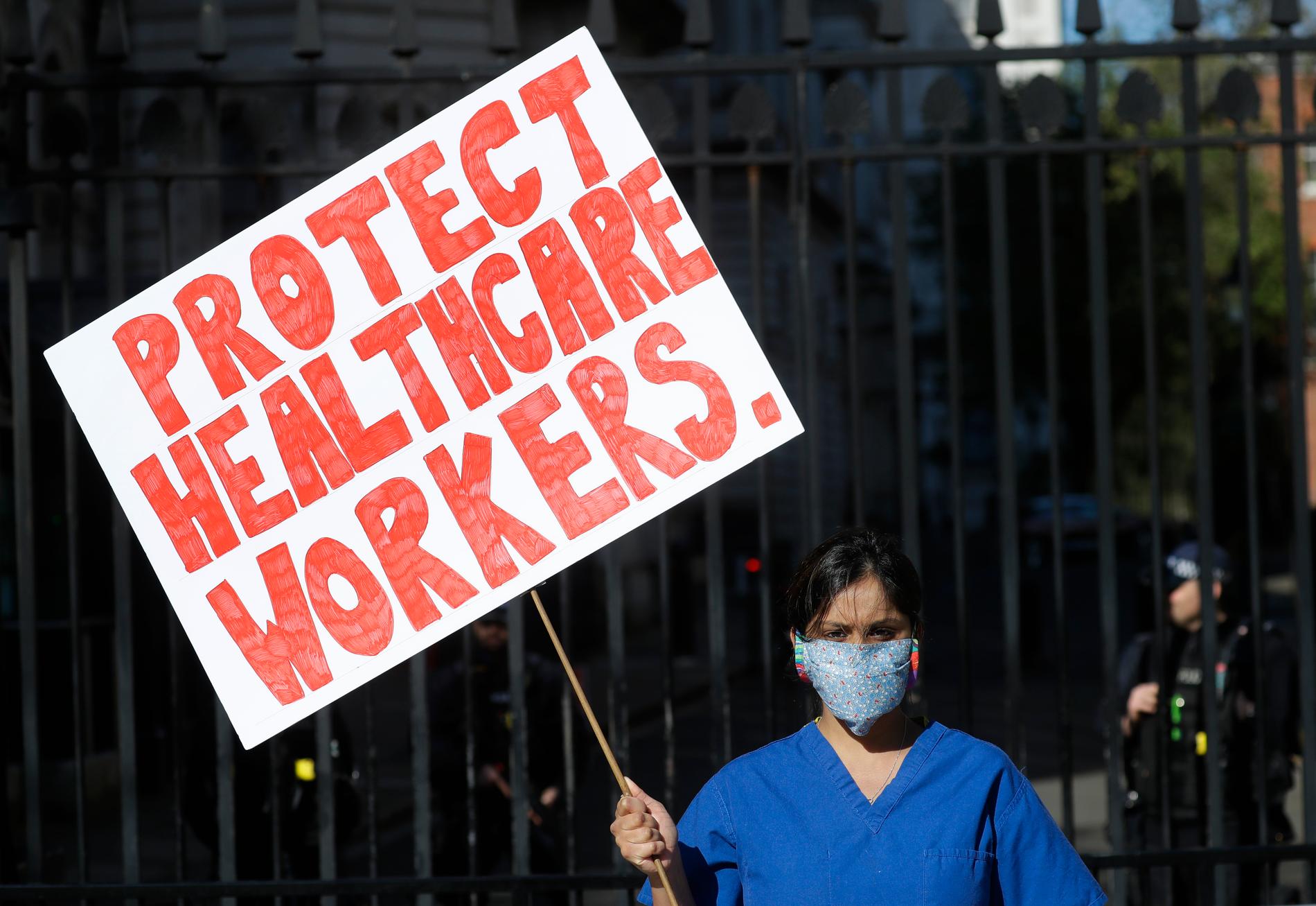 En läkare i den brittiska huvudstaden London demonstrerar för bättre skyddsutrustning för vårdpersonal som arbetar med coronapandemin.