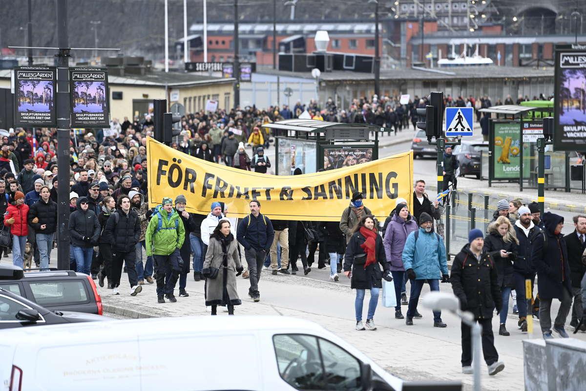 Hundratals demonstranter samlades i en stor ”anticorona”-demonstration i Stockholm den 6 mars. 