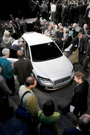 STORT INTRESSE Biljournalister från hela världen flockades runt den nya Volvon på bilmässan i Detroit i går.