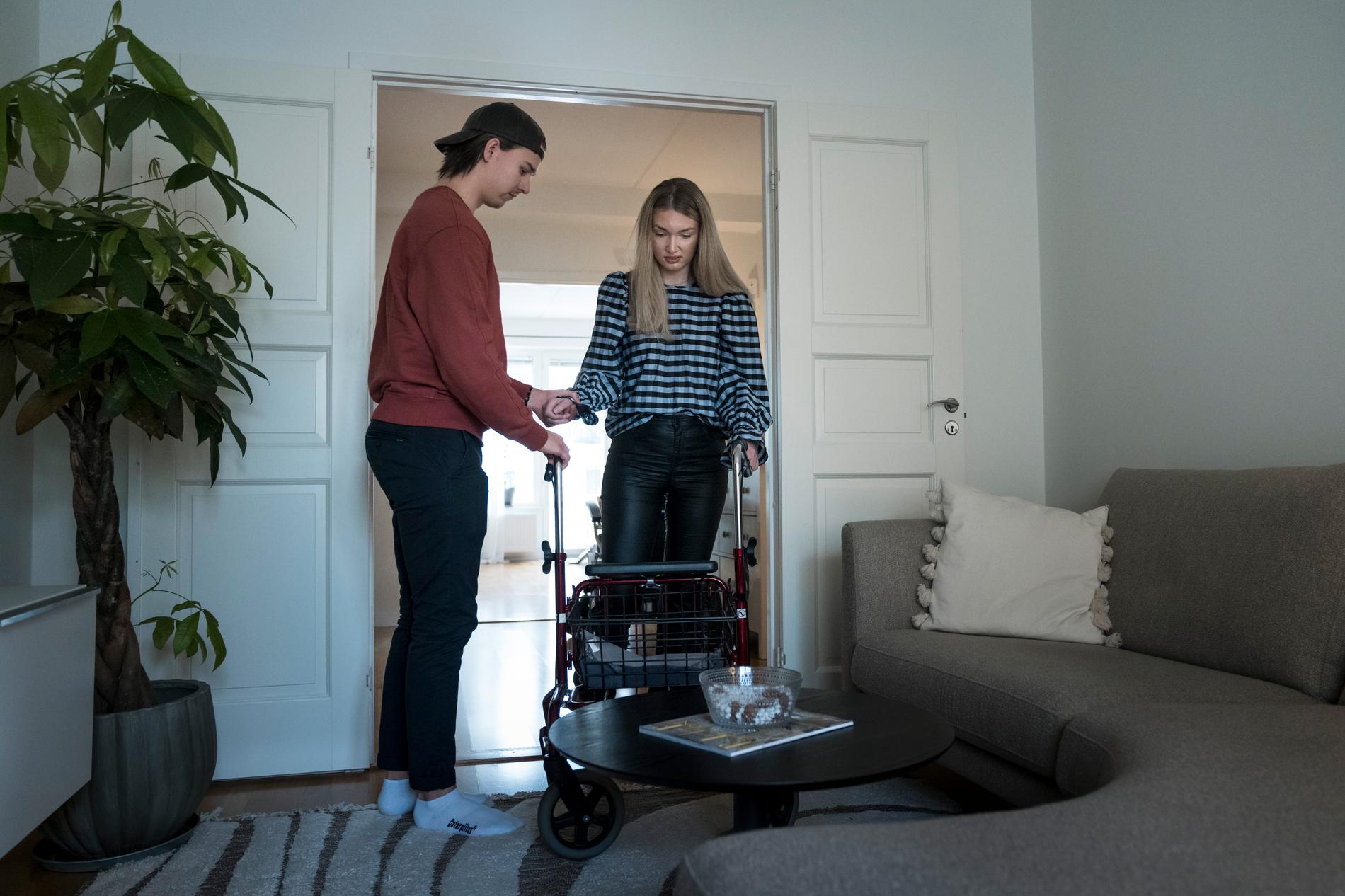 Victoria Sandsjoe lever med sjukdomen ALS. Hon behöver numera hjälp med det mesta i vardagen. Pojkvännen Markus Asplund finns vid hennes sida.