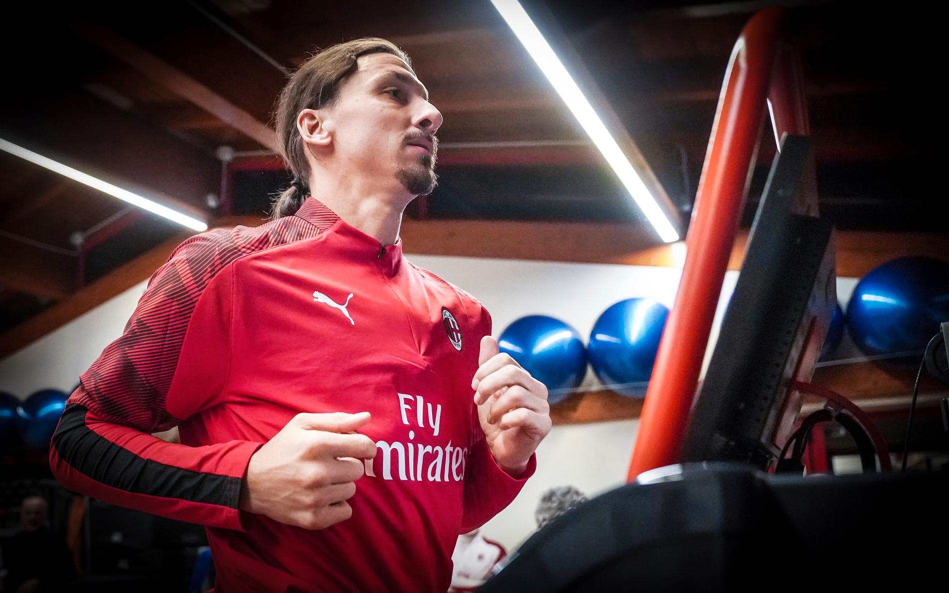 Zlatan Ibrahimovic är på plats på Milanello, klubbens träningsanläggning.