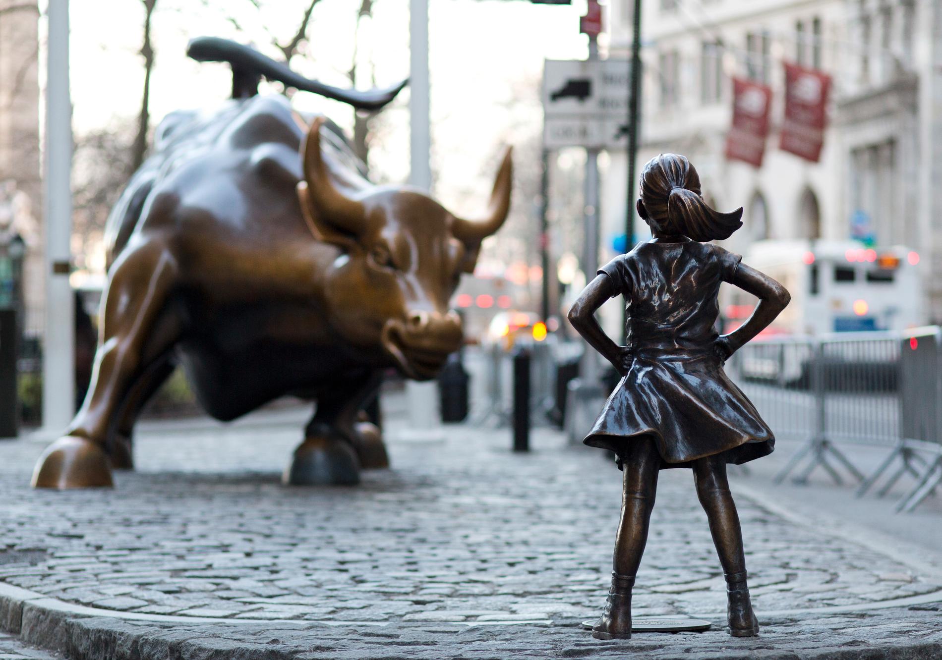 Flickskulpturen står mittemot tjuren som blivit en symbol för Wall street. 