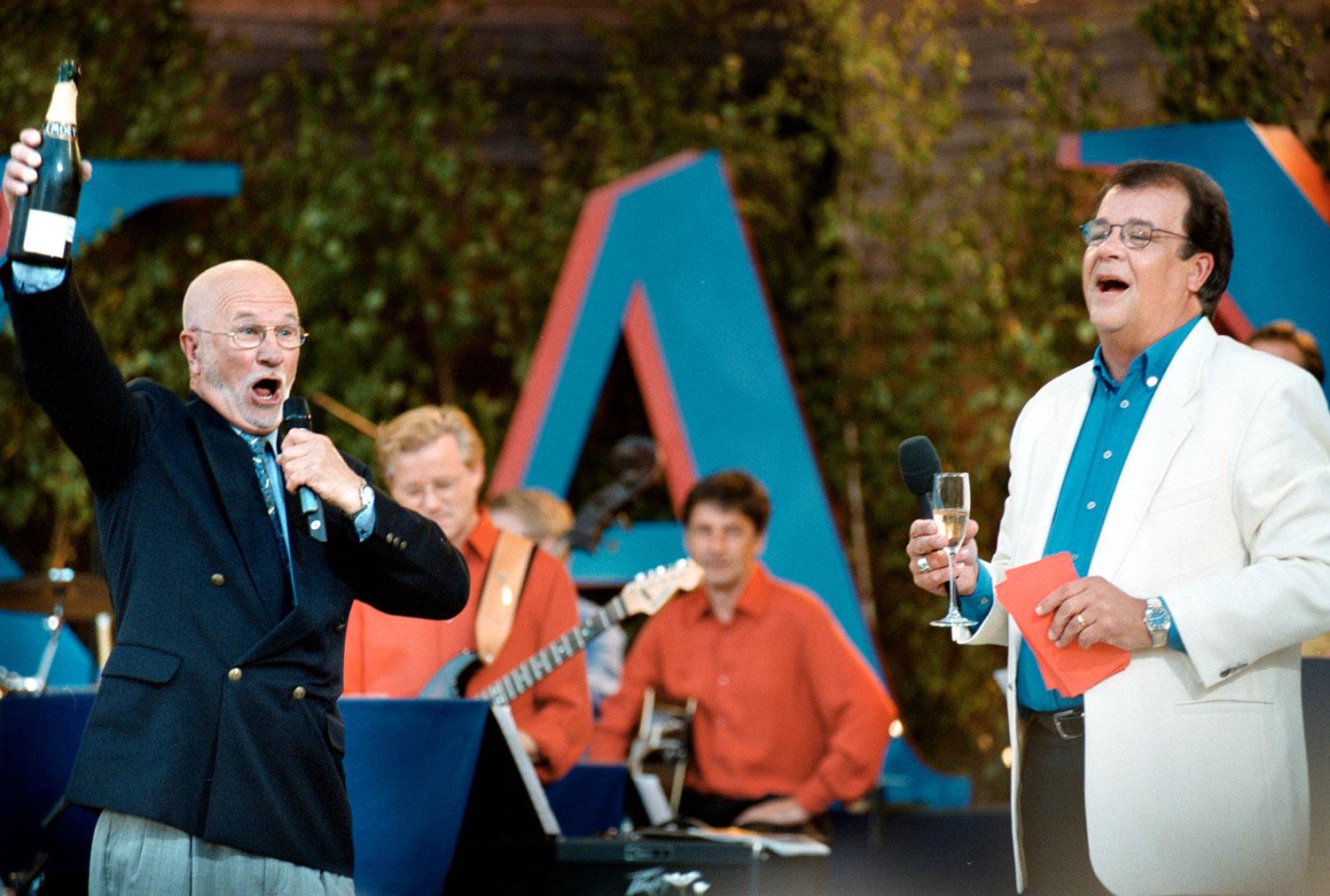 Bossa Larsson var på allsången och firade Lasse Berghagens femtionde program som allsångsledare.