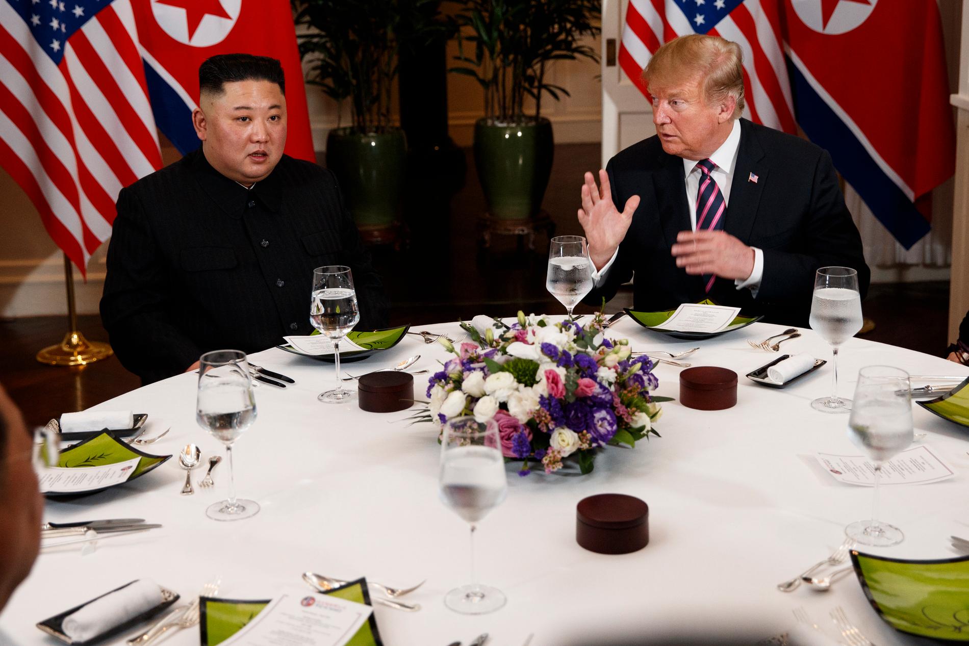 Vid middagen fick Donald Trump frågor om Cohen-förhöret. Det fick Kim Jong-un att skratta. 
