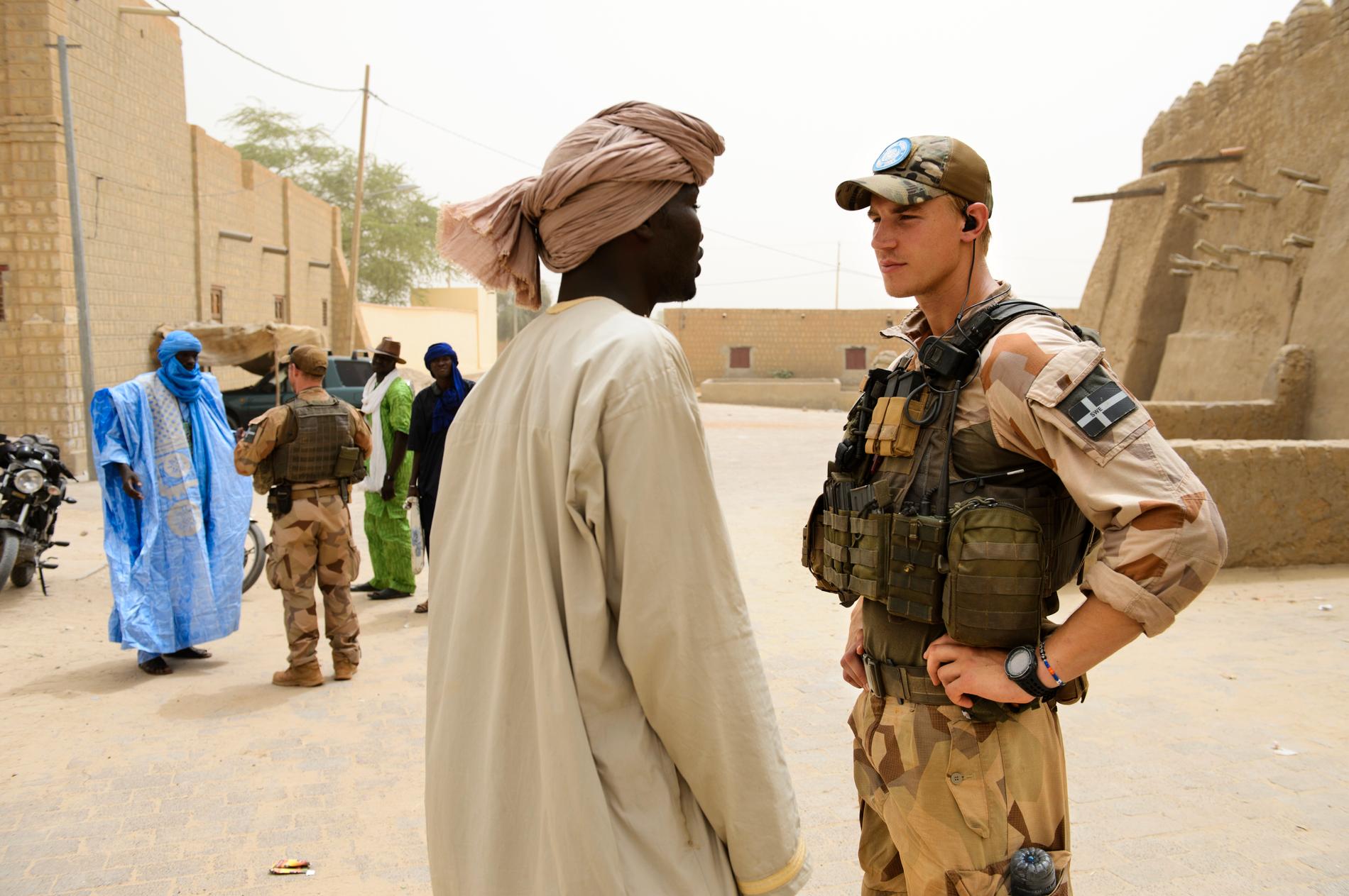 Svenska soldater framför Djinguerebermoskén i Timbuktu 2015.