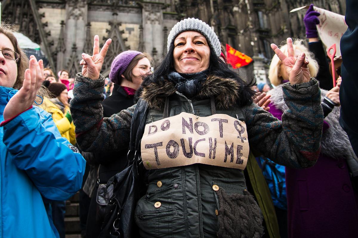 Kämpar för sin rätt Tre demonstrationer hölls i Köln i går och den som polisen ­behövde bry sig minst om var den kvinnliga flashmobben mitt på dagen vid Kölnerdomen.