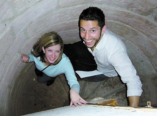 Jessica Whitehill och Vinnie Karam från San Antonio, USA, utforskar Dalhousie Castles hemliga gångar.