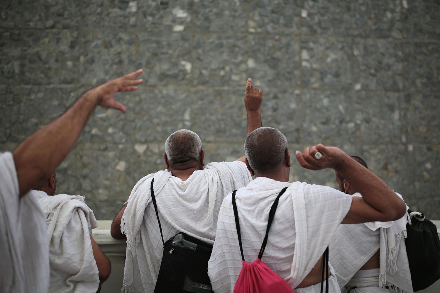 Pilgrimer i Mina genomför en ritual kallad att "stena djävulen".