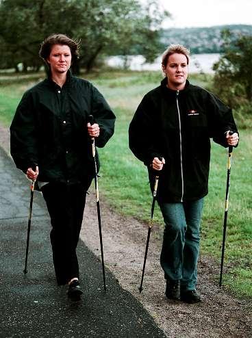 entimmespass Liselott Sveningsson, 31, och Linda Ohlsson, 21, från Jönköping tycker att stavgången är utmärkt motion, om än lite... löjlig. "Jo, jag går nog helst ensam i skogen", säger Liselott.