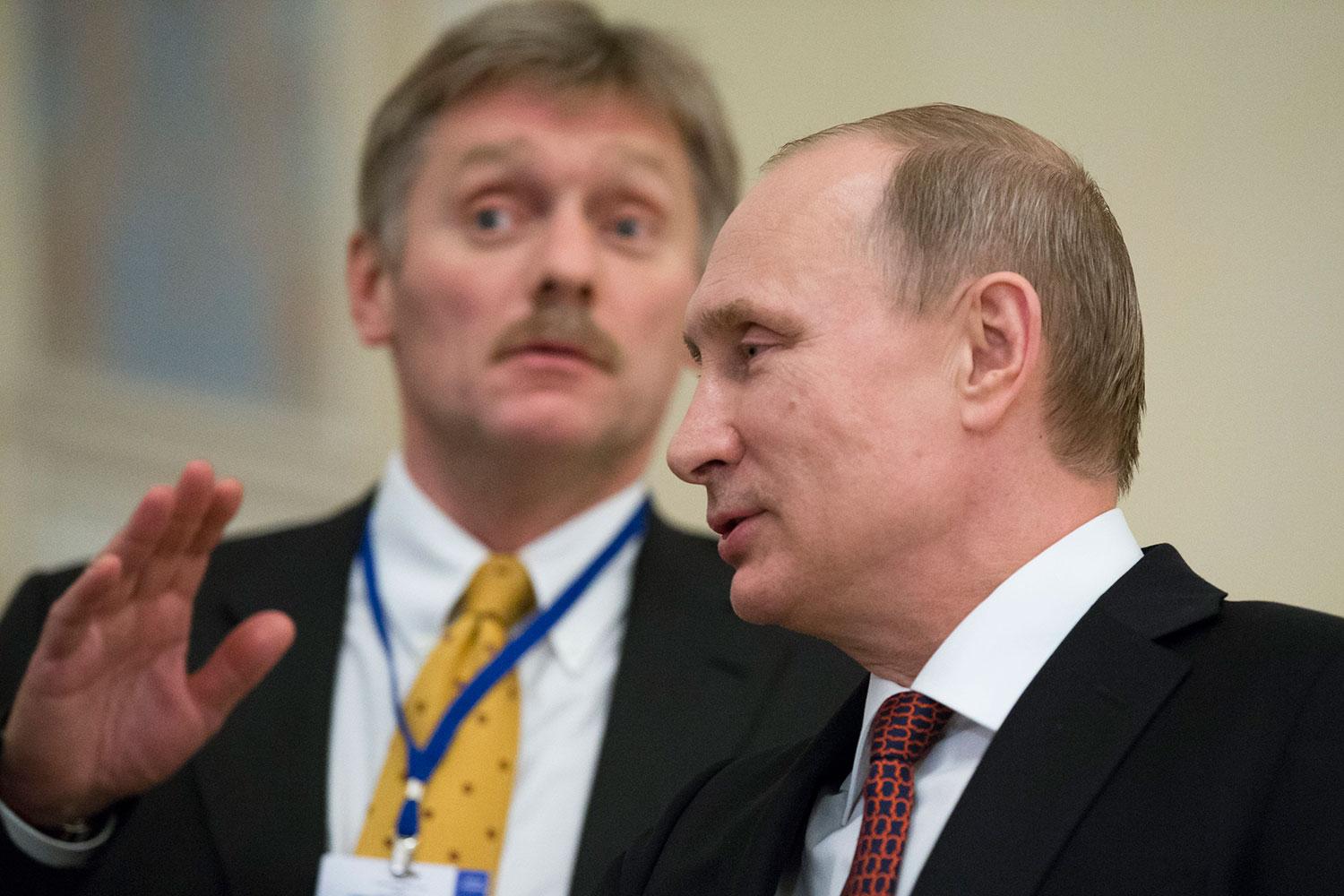 Vladimir Putin och hans talesperson Dmitrij Peskov.