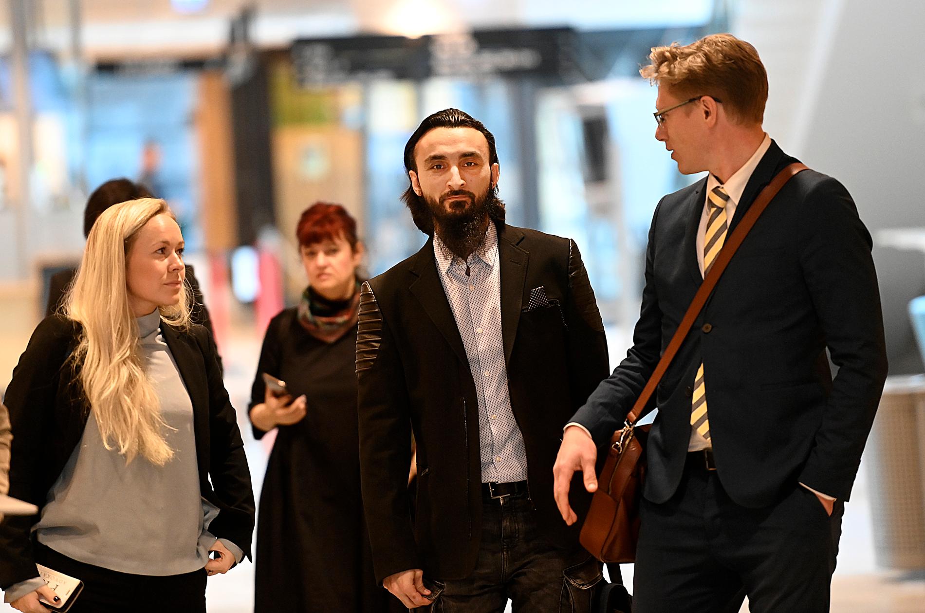 Tumsu Abdurakhmanov tillsammans med advokat Jens Sjölund på väg ut ur rättssalen.