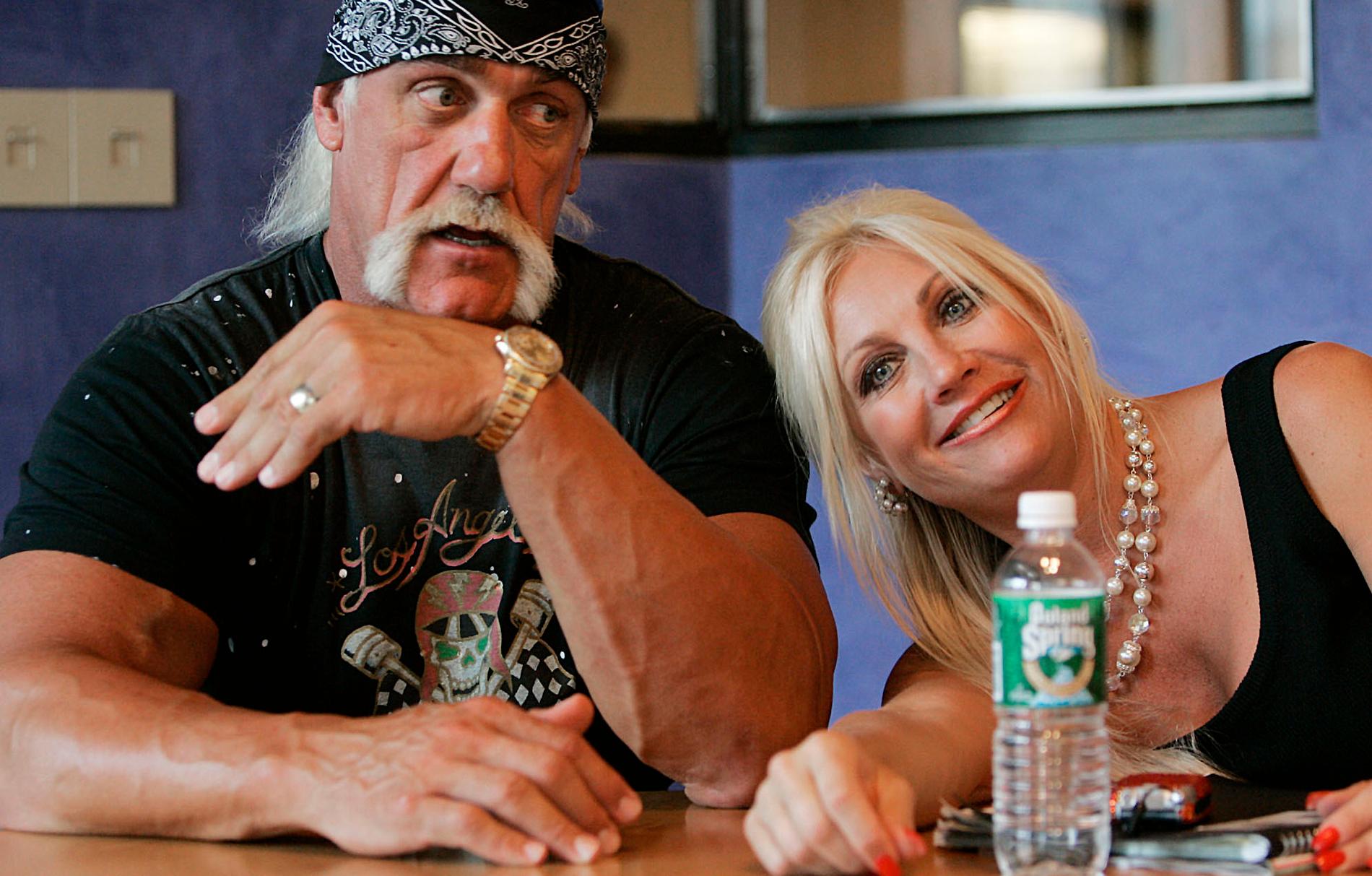 – SKILJAS? DET HADE JAG INGEN ANING OM. Det var en reporter som berättade för Hulk Hogan att hans fru Linda lämnat in skilsmässopappren till en domstol.