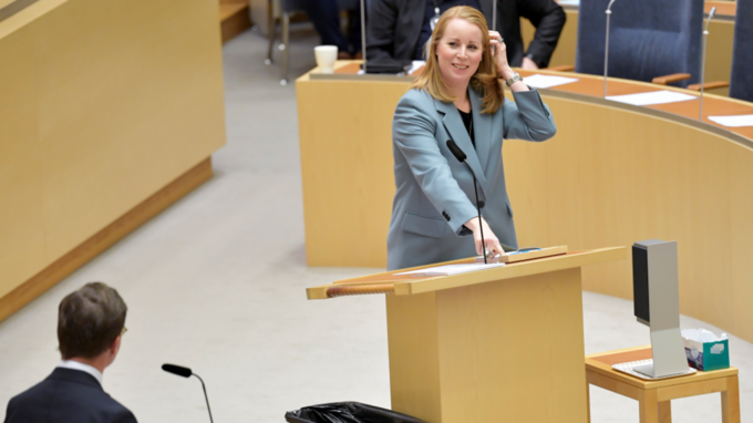 Annie Lööf diskuterade bland annat med Moderaternas partiledare Ulf Kristersson under dagens partiledardebatt i riksdagen.