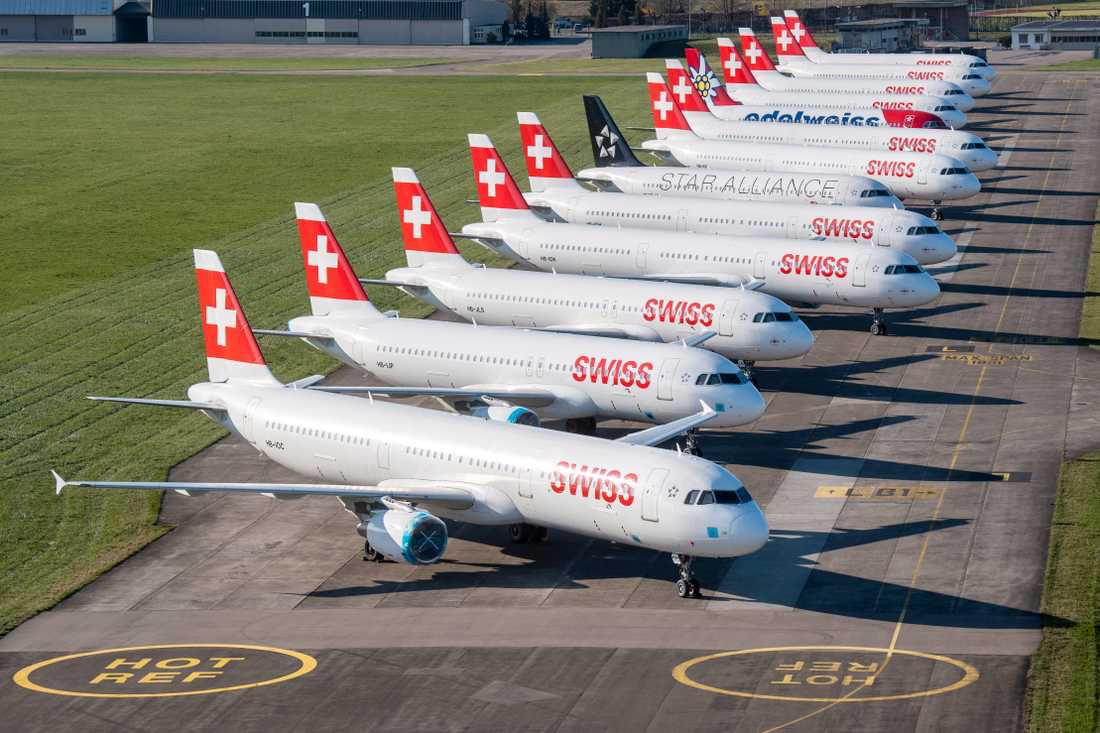DUEBENDORF, SCHWEIZ Större delen av flygbolaget Swiss flotta står parkerad och stilla, här vid flygplatsen i Duebendorf på måndagen.