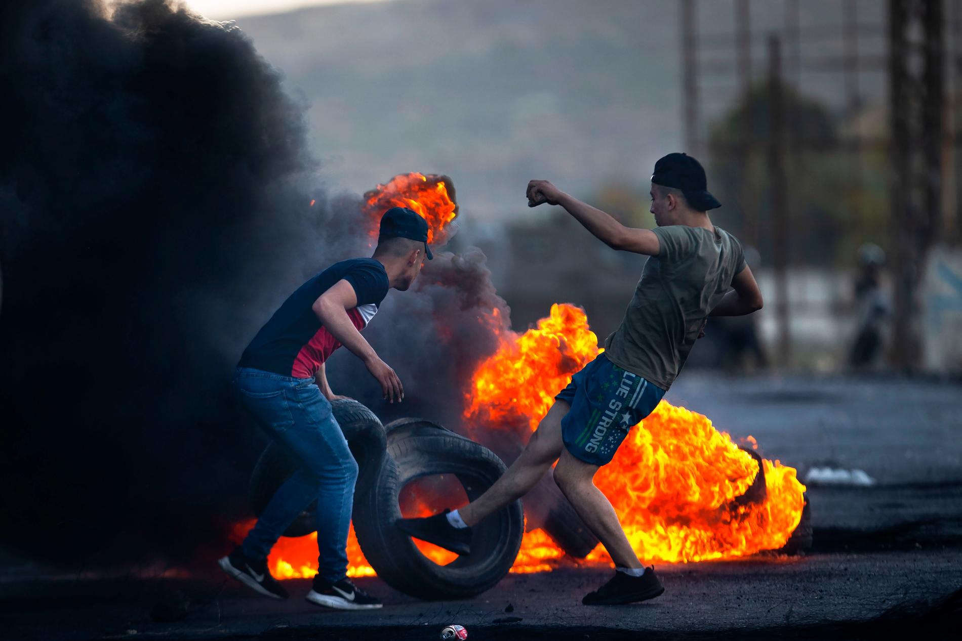 Palestinska demonstranter vid Hawarea checkpoint, Västbanken.