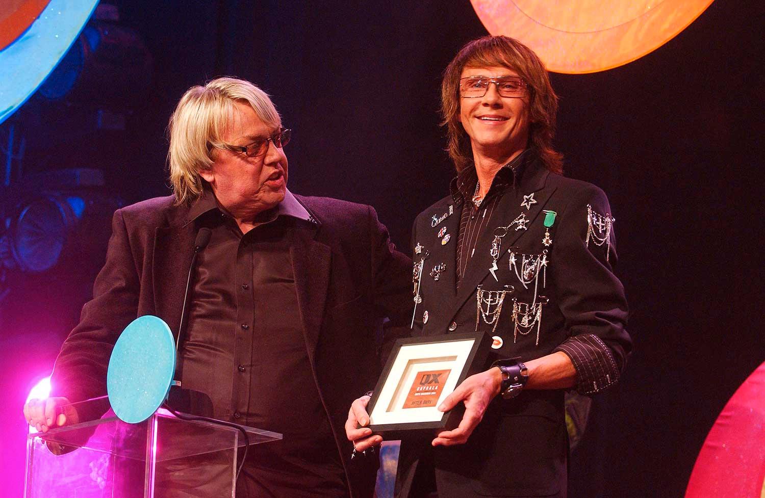 Lars Flinckman, "Lasse" och Christer Lindarw tar emot priset för årets drag på tidningen QX gaygala 2005.
