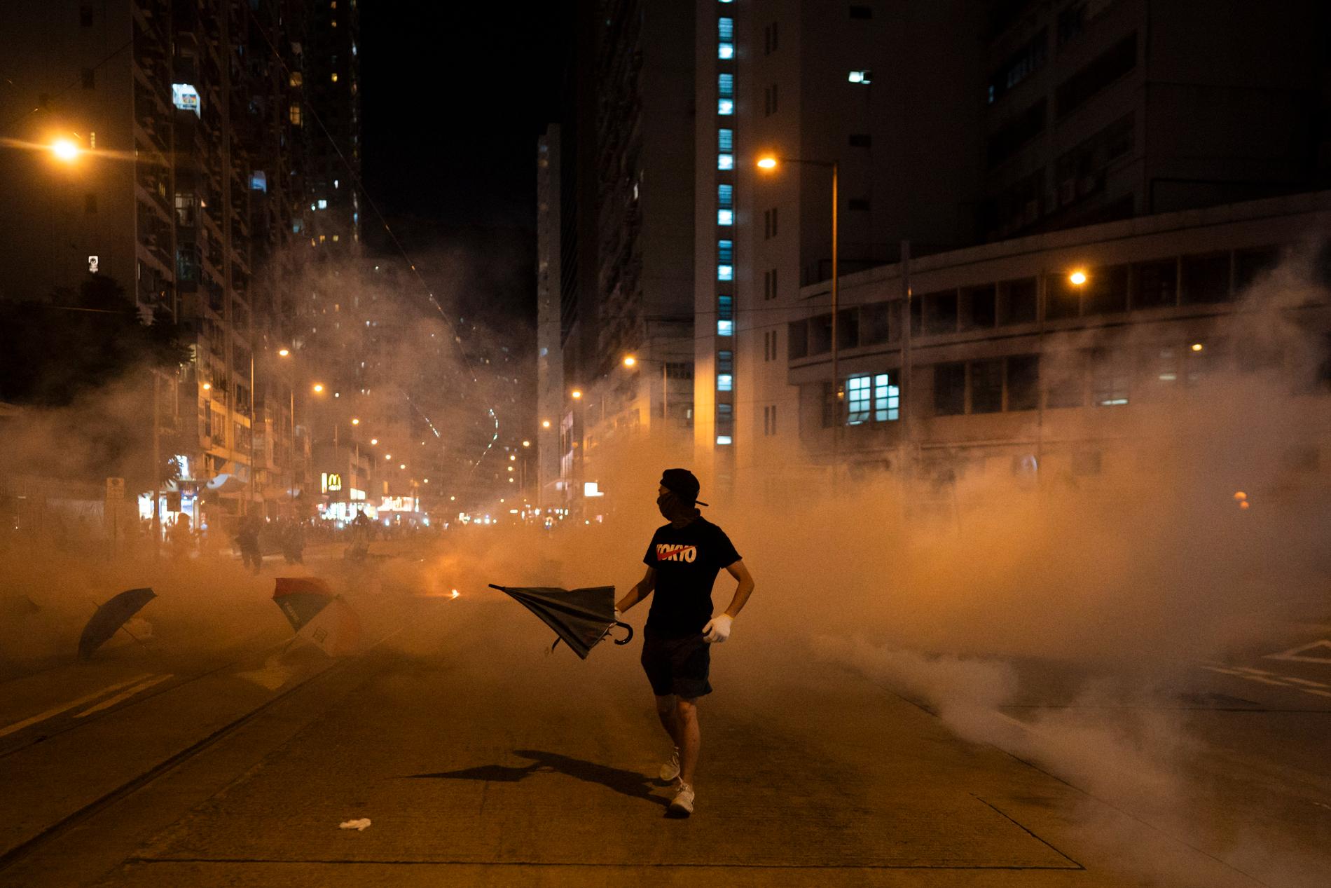 En demonstrant i Hongkong på torsdagskvällen.