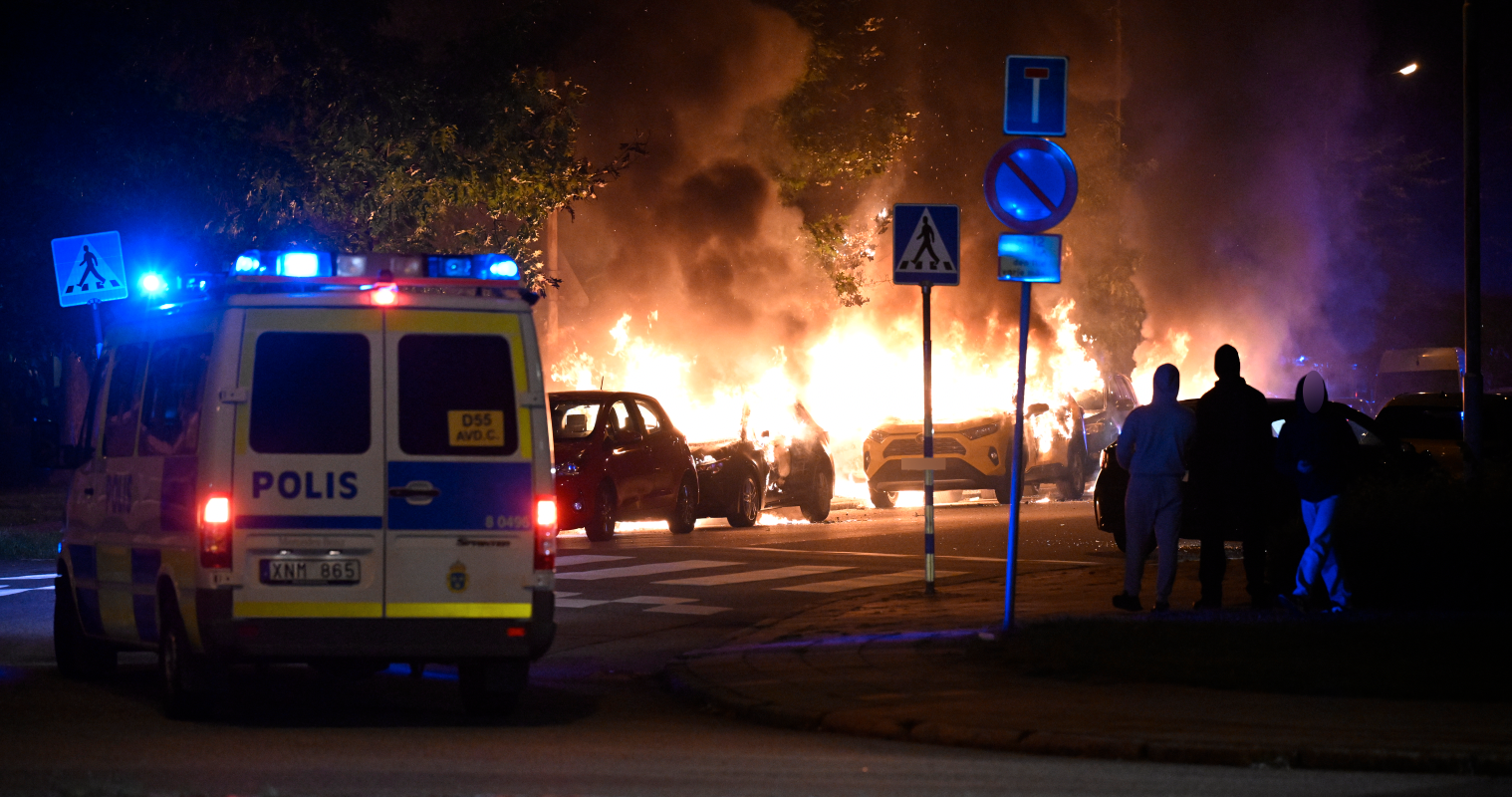 Flera bilar stod i lågor i Rosengård igår kväll. Maskerade unga män kastade sten mot polisbussarna. 