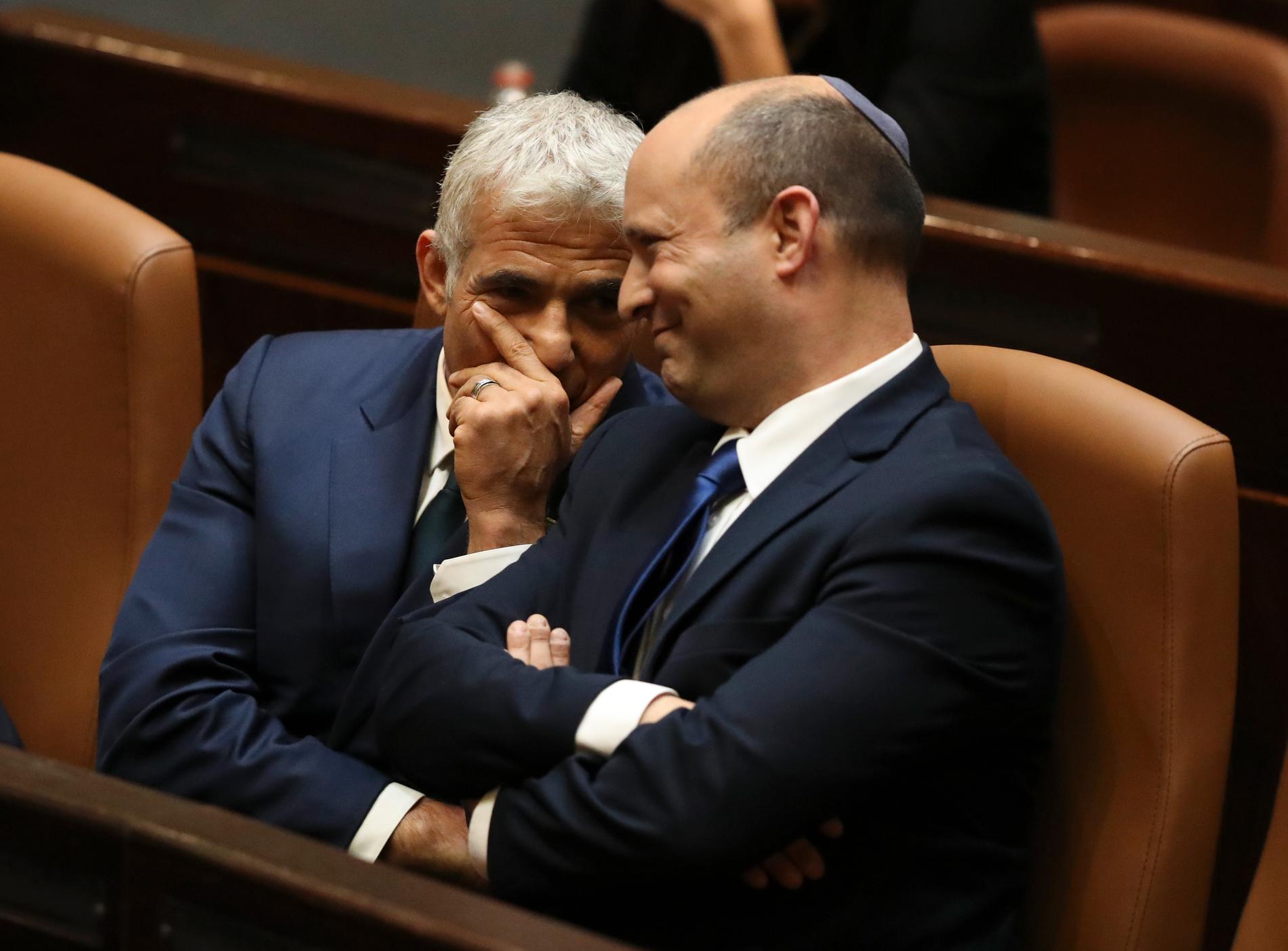 Yair Lapid och Naftali Bennet gläds åt den nya regeringen. 
