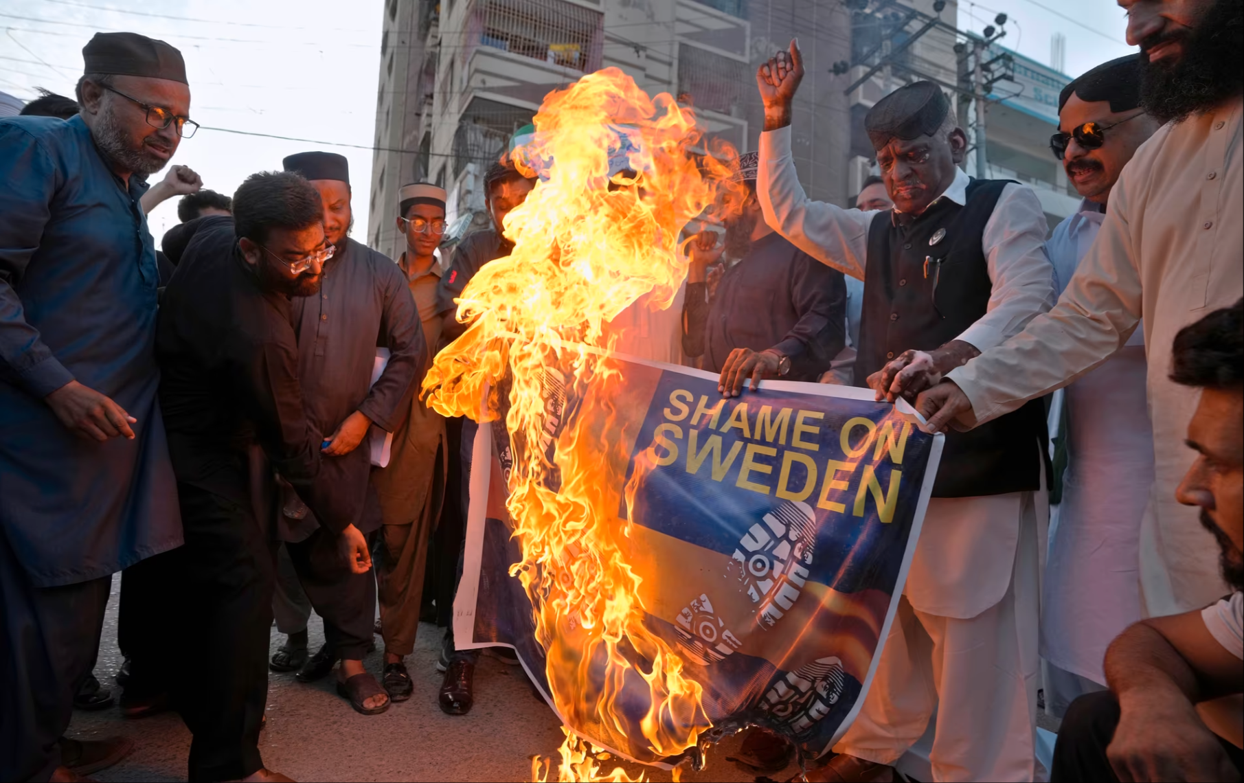 Koranbränningarna har väckt stor vrede. På flera håll har muslimer hämnats genom att bränna den svenska flaggan. 