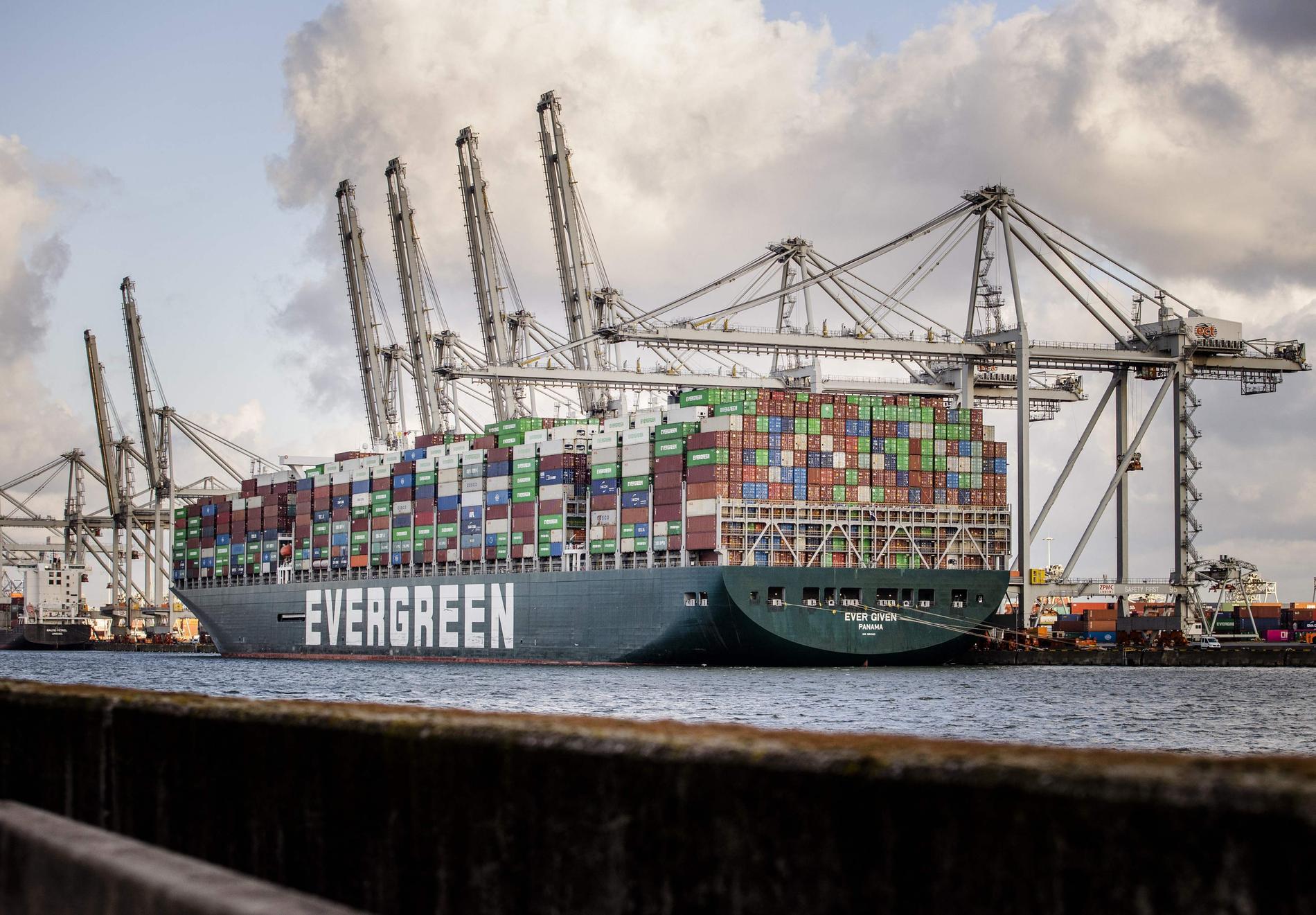 Fraktfartyget Ever Given har kommit fram till Rotterdam.