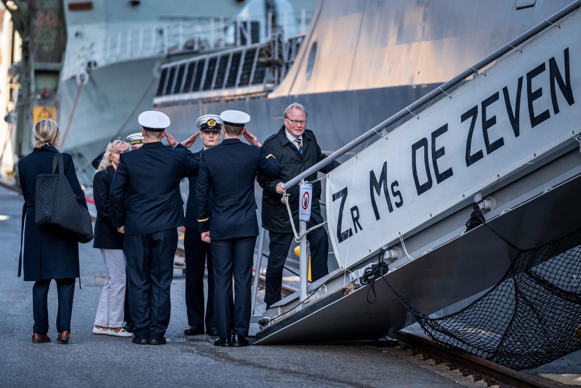 Försvarsminister Peter Hultqvist kliver ombord på det nederländska fartyget De Zeven Provinciën.