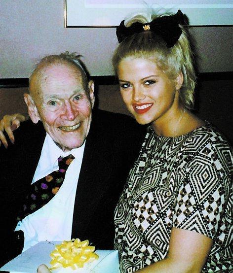 Hon 26 – HAN 89 Anna Nicole Smith var 26 år när hon gifte sig med miljardären J Howard Marshall, 89. 14 månader senare dog maken och en lång arvstvist inleddes.