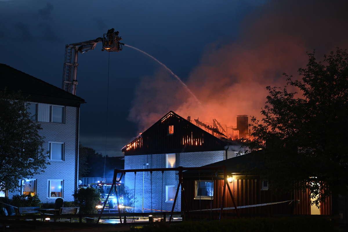 ”Det är en totalskada på fastigheten och vinden är helt utbrunnen”, säger Mats Fredriksson, yttre befäl vid räddningstjänsten i Linköping.