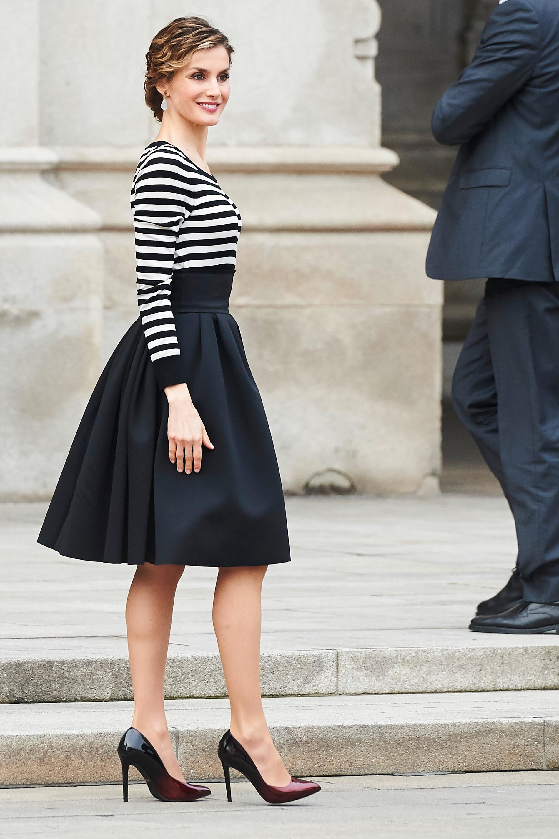 Drottning Letizia av Spanien Letizia ser fantastsikt härligt avslappnad ut i vippig kjol och randig tröja. Riktigt snyggt säger vi.
