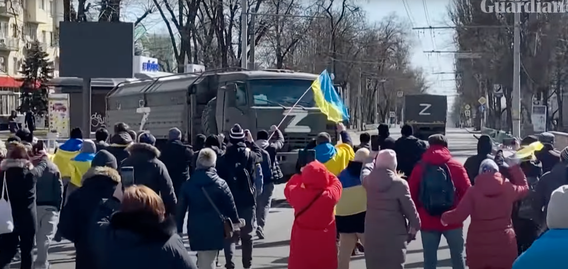 Här får folkmassan den ryska lastbilen att backa. 