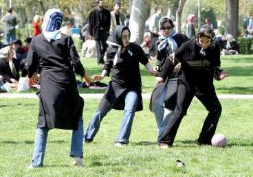 Solen skiner och flickorna i Teheran spelar fotboll "