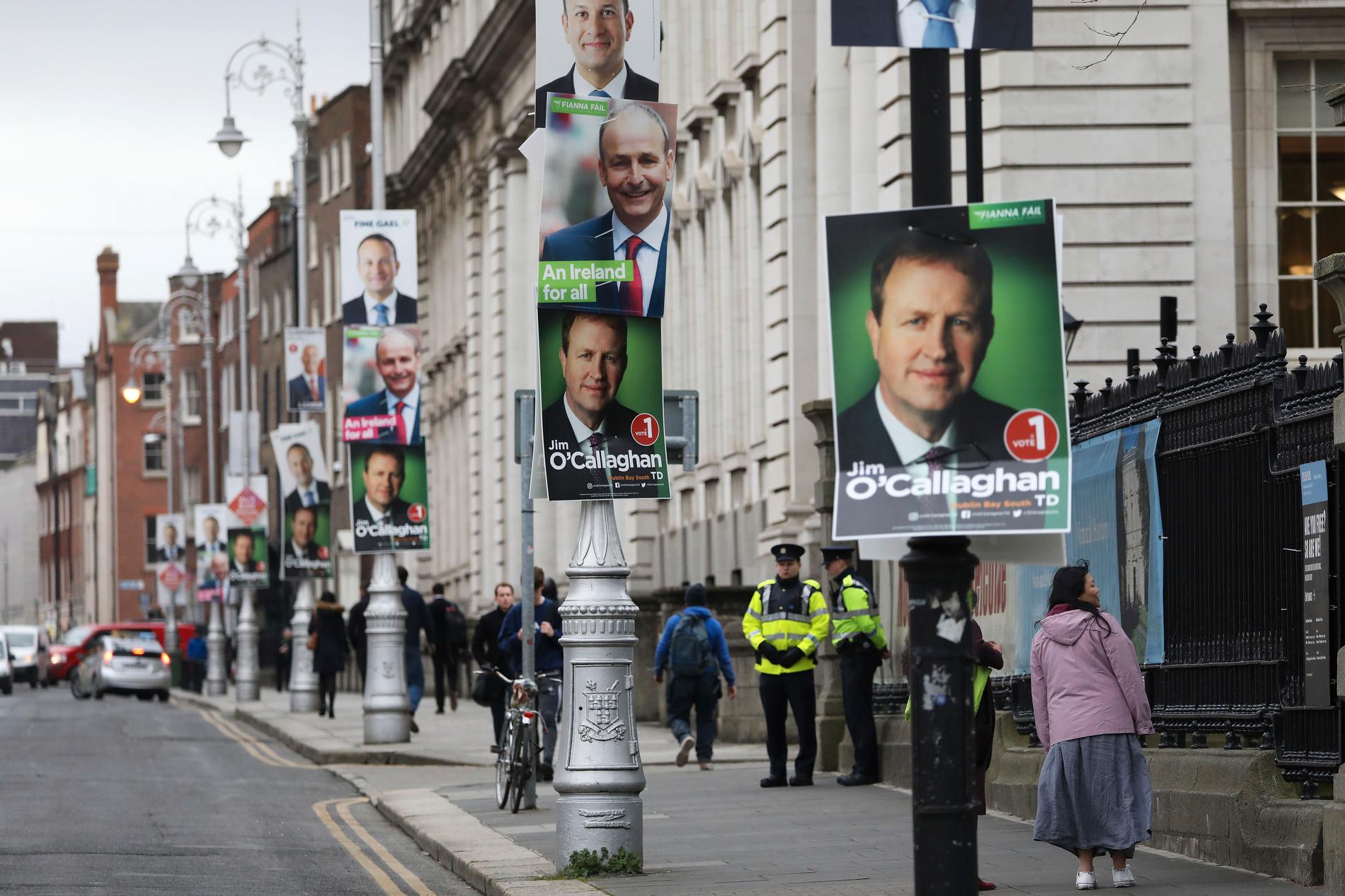 Irlands huvudstad Dublin är fylld av porträtt på hugade parlamentsledamöter. På lyktstolpen närmast sitter Jim O'Callaghan, som hoppas bli justitieminister om hans högerliberala Fianna Fáil vinner valet.