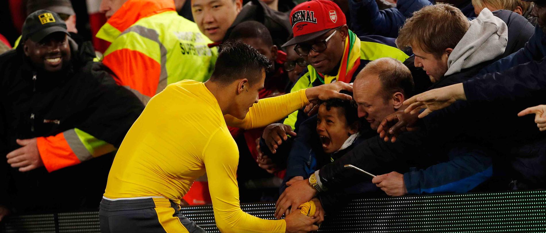 Storstjärnan Alexis Sanches gav bort tröjan till ung supporter efter matchen.