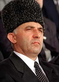 Aslan Maschadov valdes till president i Tjetjenien 1997 med Rysslands samtycke, men valde att föra krig mot ryska trupper när de åter gick in i Tjetjenien 1999.