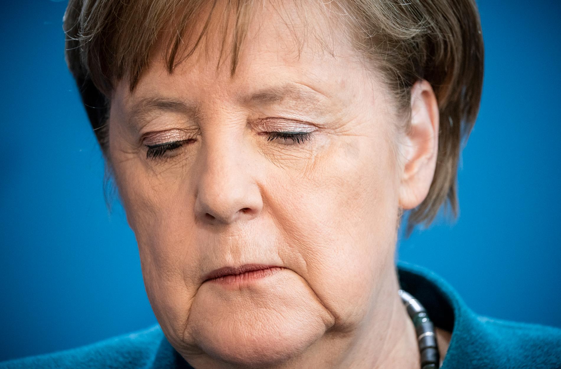 BERLIN, TYSKLAND Förbundskansler Angela Merkel vid en presskonferens i Berlin på söndagen. Strax därefter sattes hon i karantän då en läkare hon träffat testats positiv för coronaviruset.