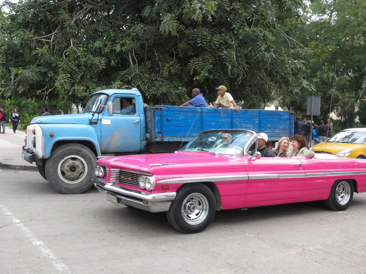 Turisterna åker gärna cabriolet, som här en Pontiac Bonneville från 1962, en av de sista bilarna som hann importeras till Kuba innan handelsembargot blev totalt. Kubanerna själva åker på lastbilsflak, här en rysk GAZ från 1980-talet.