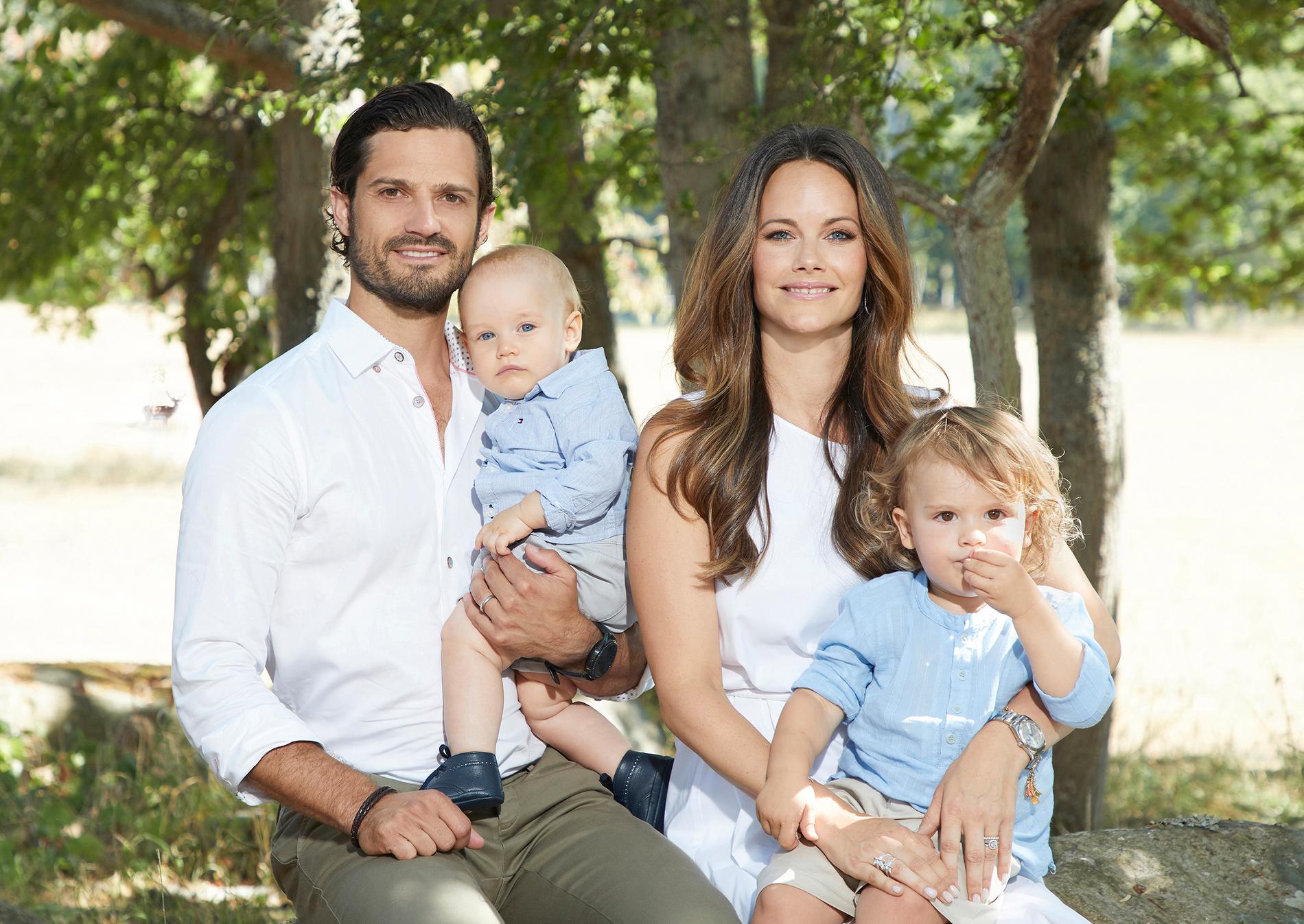 Prins Carl-Philip och prinsessan Sofia med barnen prins Gabriel och prins Alexander.
