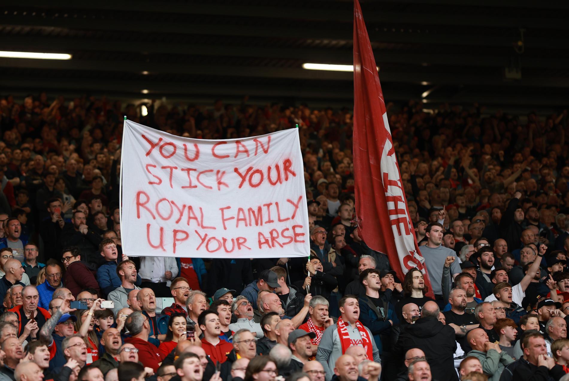 Banderollen Liverpool-fansen höll upp i Premier League-matchen mot Brentford.