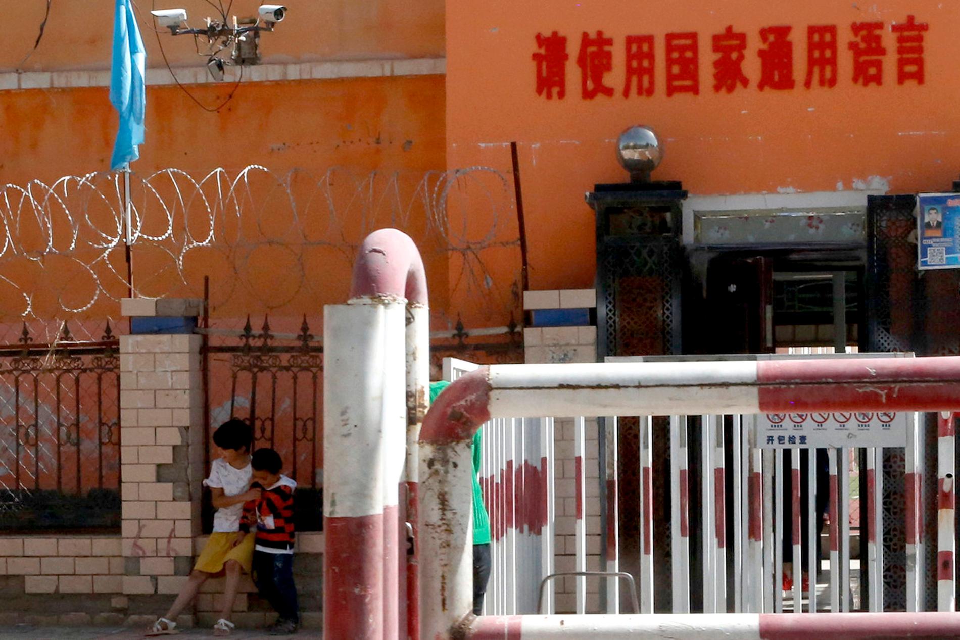 Som ett steg i att kontrollera sina medborgare har Kinas nuvarande ledning byggt ett invecklat nät av övervakning med bland annat ansiktsigenkänning. Här, i Xinjiang-provinsen där människor från muslimska minoritetsgrupper, framför allt uigurer, bor är övervakningen mycket kraftig.
