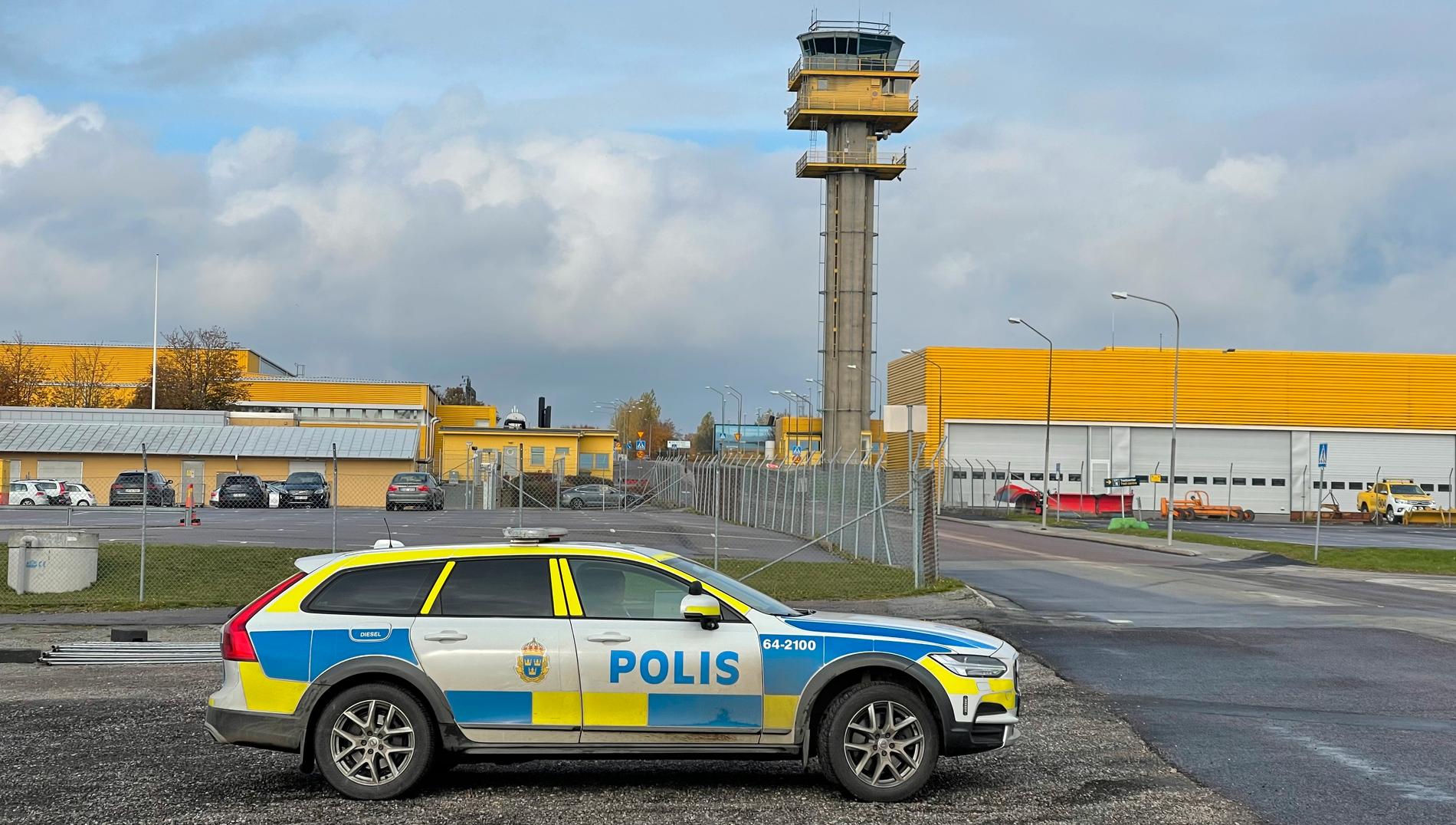 Vid Malmö airport limmade en aktivist fast sig på landningsbanan.
